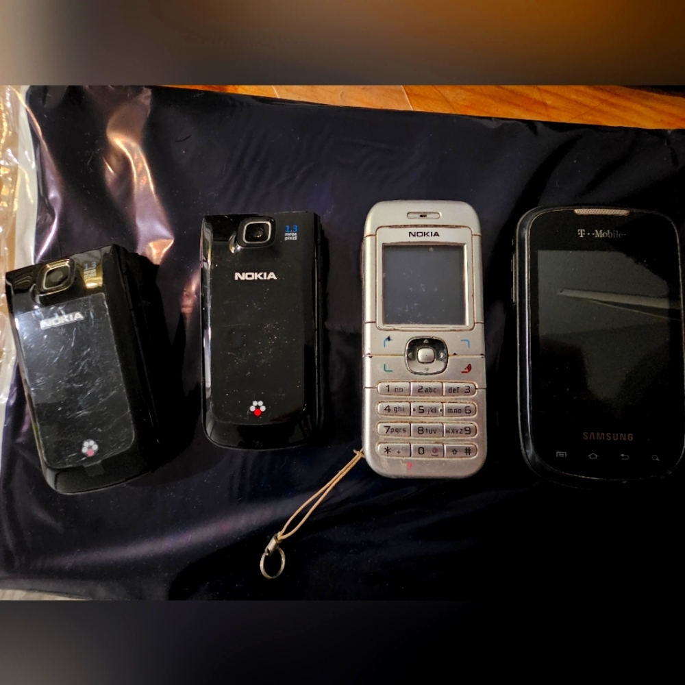 Vintage cellphones. Good for parts.